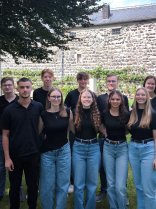 Bild zeigt Gruppe von Auszubildenden der Verbandsgemeinde in einem Park