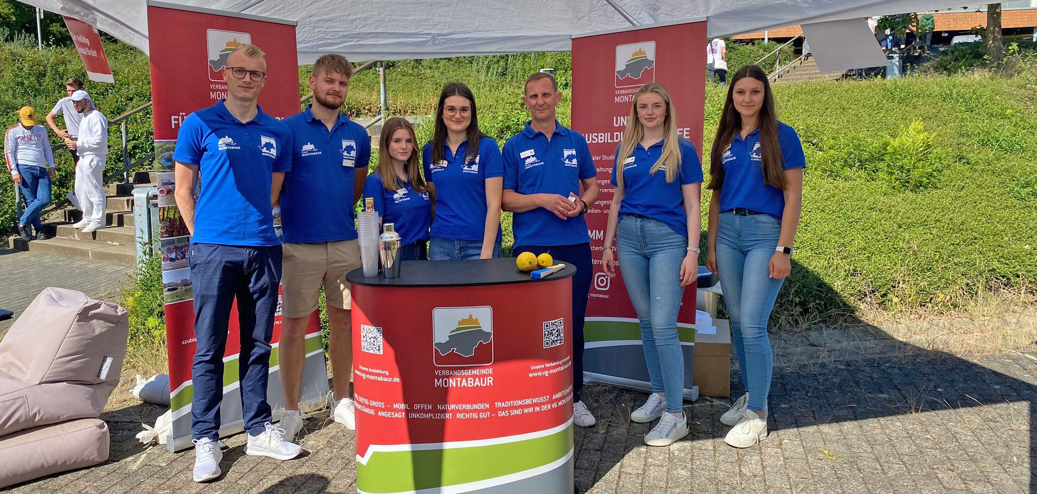 Bild zeigt Personengruppe am Messe Stand