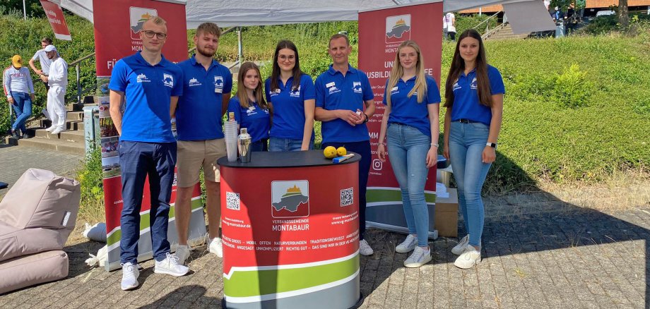Bild zeigt Personengruppe am Messe Stand