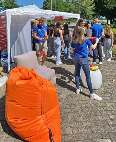 Bild zeigt Loungebereich am Messe Stand