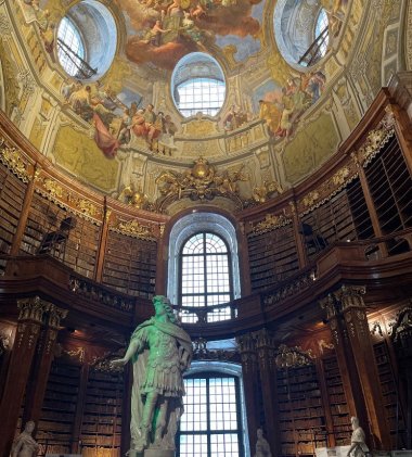 Bild zeigt Nationalbibliothek von innen