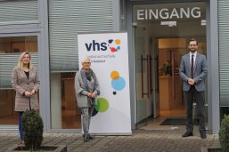 VHS Montabaur in neuen Räumen Bürgermeister Ulrich Richter-Hopprich und das Teams der VHS stehen vor der neuen Geschäftsstelle.