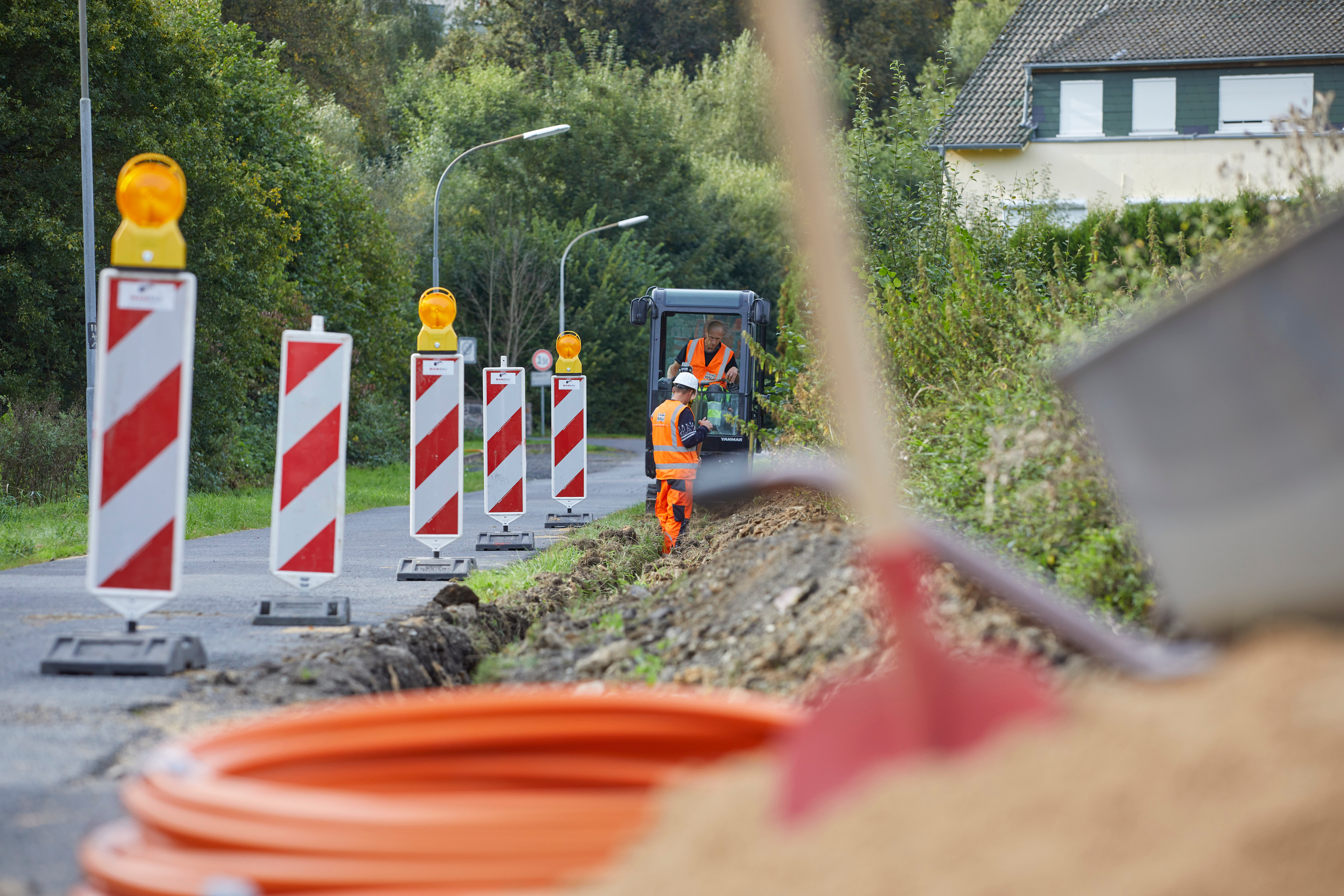Bild zeigt Bauarbeiten und Leerrohre für Glasfaserkabel