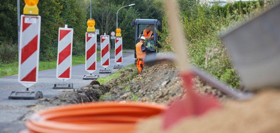 Bild zeigt Bauarbeiten und Leerrohre für Glasfaserkabel