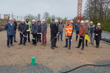 Die Verantwortlichen beim symbolischen Spatenstich auf der Baustelle des künftigen Feuerwehrgerätehauses.