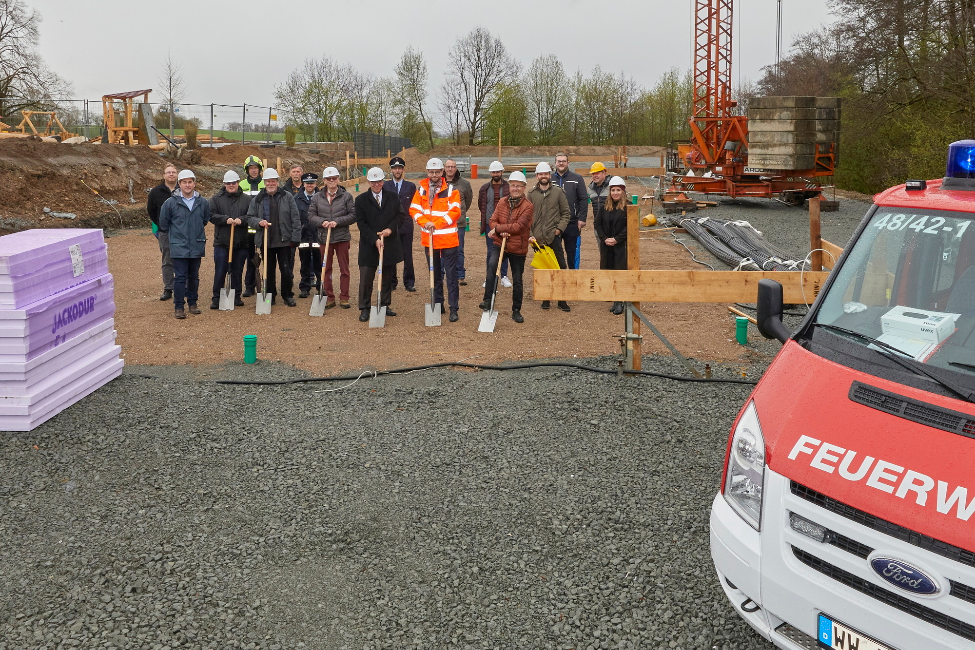 Die Verantwortlichen beim symbolischen Spatenstich auf der Baustelle des künftigen Feuerwehrgerätehauses.