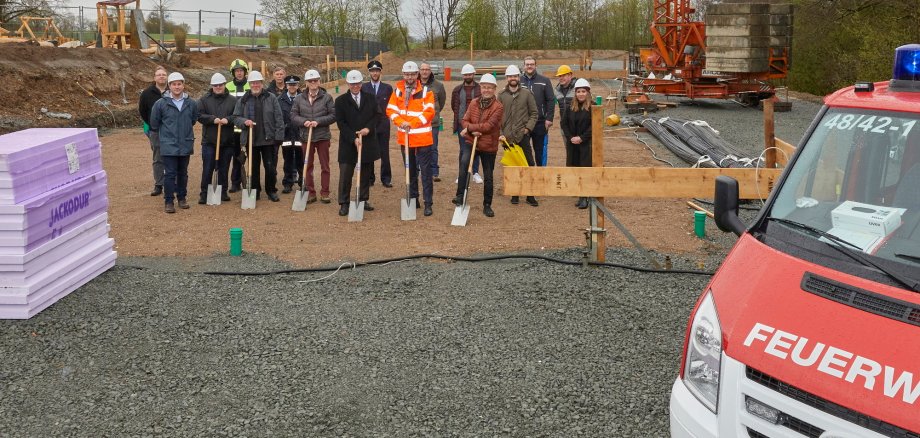 Die Verantwortlichen beim symbolischen Spatenstich auf der Baustelle des künftigen Feuerwehrgerätehauses.