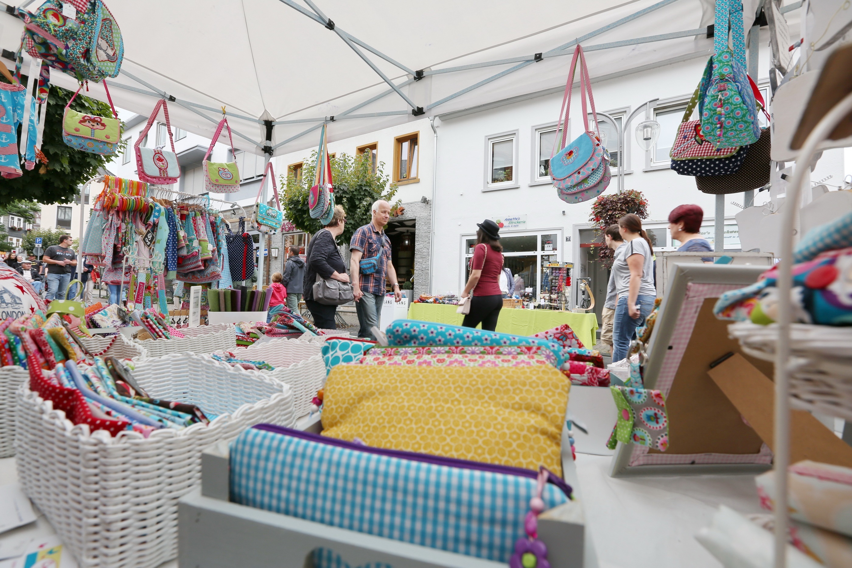 Besucher bummeln über den Frühlingsmarkt.