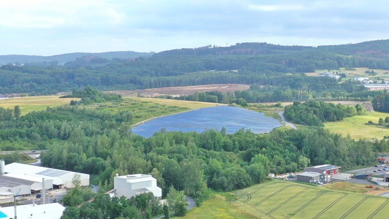 Ein Blick auf den Solarpark in Boden aus der Vogelperspektive.