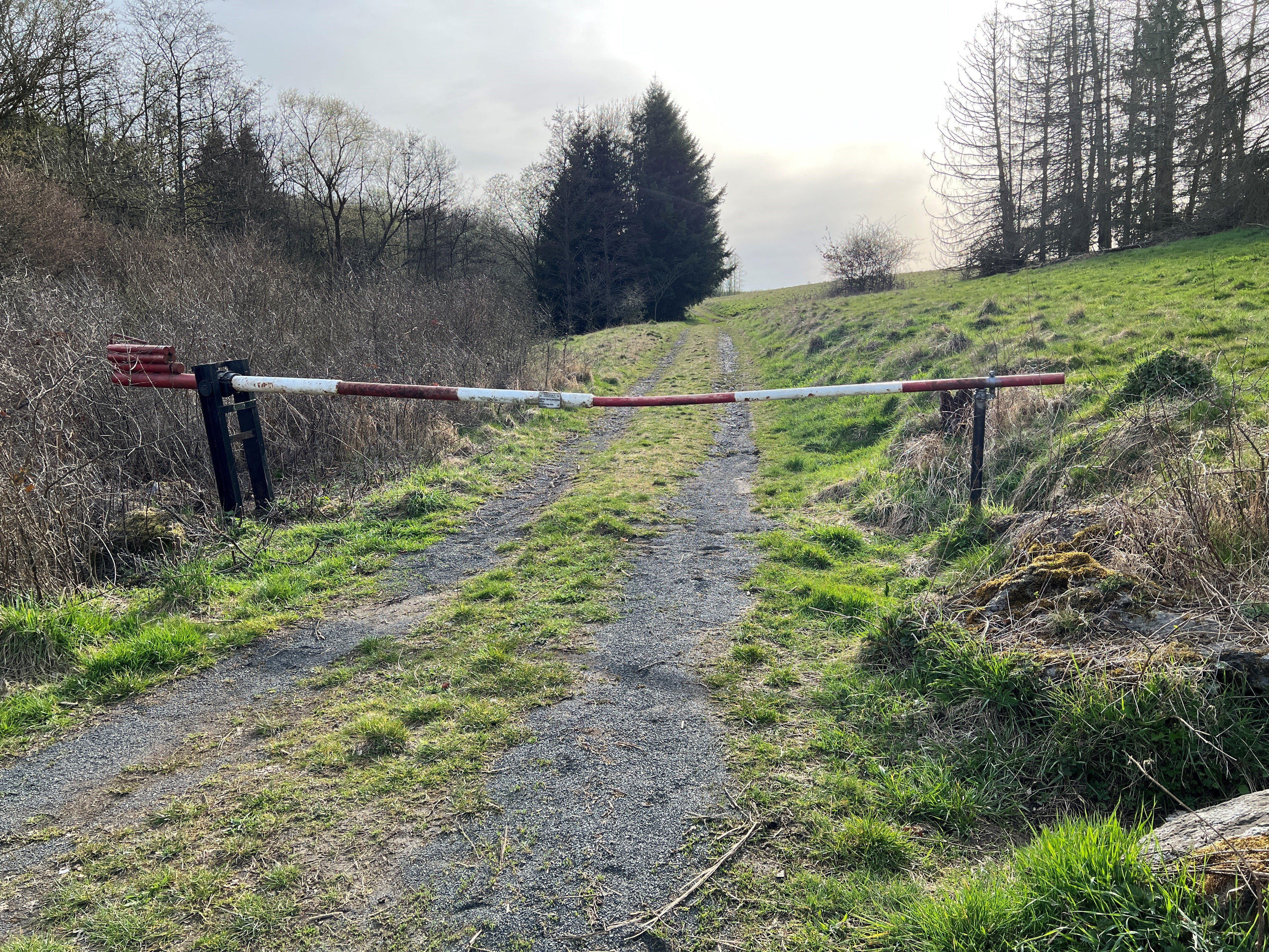 Eine geschlossene Schranke verhindert die Zufahrt zum ehemaligen Truppenübungsplatz.