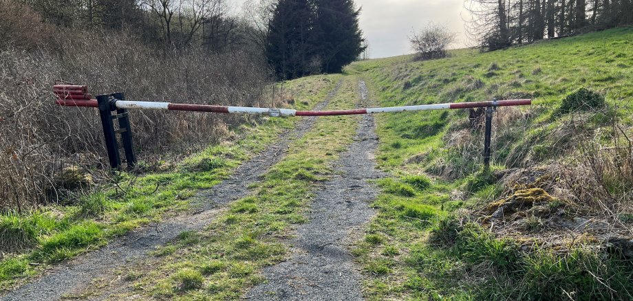 Eine geschlossene Schranke verhindert die Zufahrt zum ehemaligen Truppenübungsplatz.