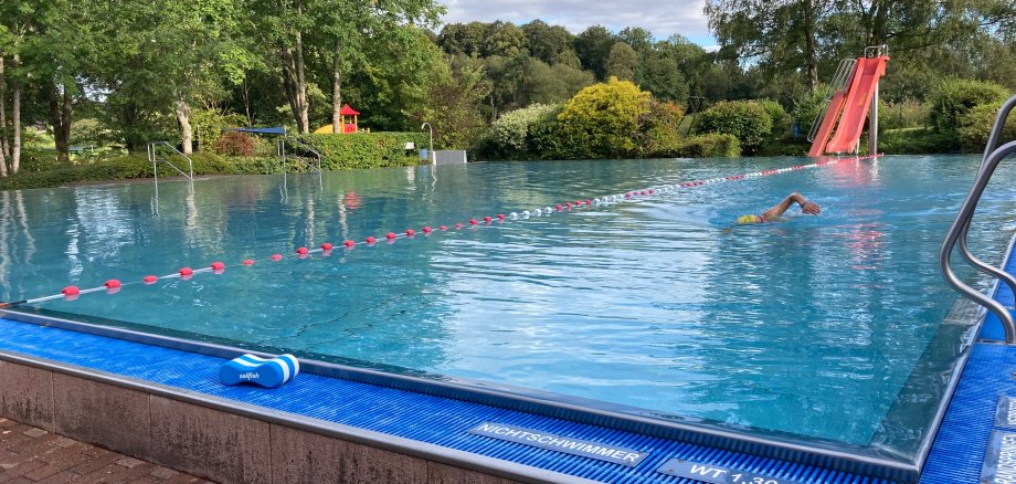 Ein Schwimmer im Freibad-Becken des Mons-Tabor-Bades.