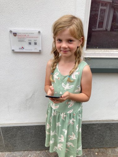 Nora Weber testet die Hörfassung für Kinder mit Papas Handy.
