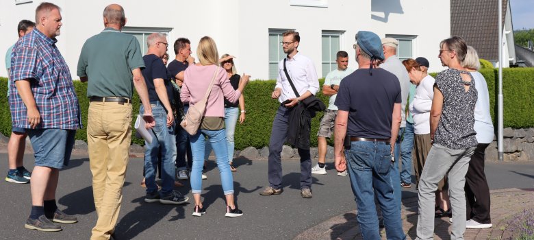 Bürgerinnen und Bürger aus Kadenbach im Gespräch mit Bürgermeister Ulrich Richter-Hopprich.