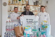 Bild zeigt Bürgermeister Ulrich Richter-Hopprich mit Fußballern 