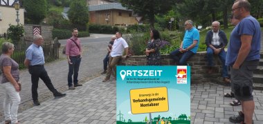 Bild zeigt Bürgerinnen und Bürger während der Ortszeit