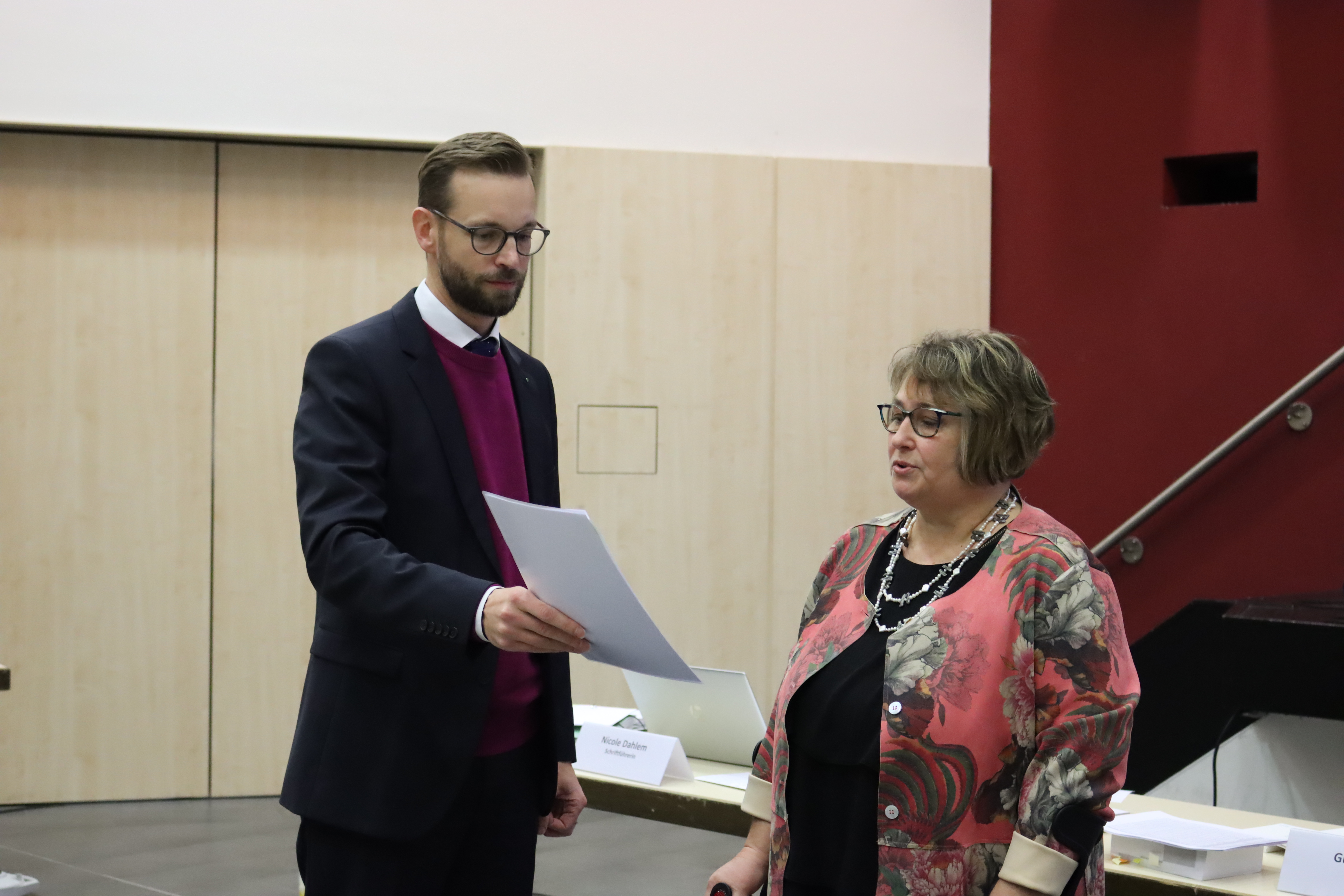 Bürgermeister Ulrich Richter-Hopprich ernennt Ute Kühchen zur Beigeordneten.