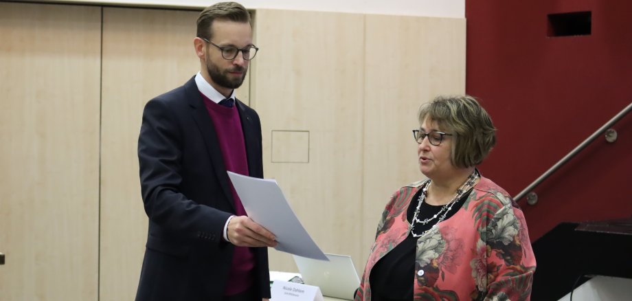 Bürgermeister Ulrich Richter-Hopprich ernennt Ute Kühchen zur Beigeordneten.