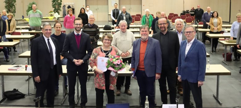 Bürgermeister Richter-Hopprich, der Erste Beigeordnete Andree Stein und die ehrenamtlichen Beigeordneten gratulieren Ute Kühchen zur Wahl als neue weitere Beigeordnete.