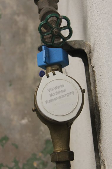 Bild zeigt Wasserleitung mit VG Montabaur Schild