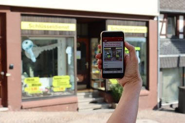 Bild zeigt Smartphone mit Hinweis zur Krimi-Stadtführung