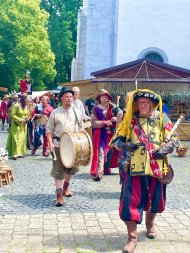 Bild zeigt Umzug mit Verkleideten Menschen während des Mittelaltermarkts