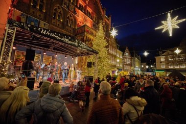 Bild zeigt belebte Innenstadt von Montabaur während des Weihnachtsmarktes