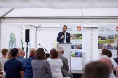 Bild zeigt Bürgermeister Ulrich Richter-Hopprich während einer Rede