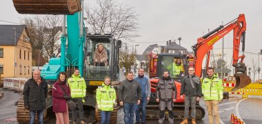 Bild zeigt die beteiligten Akteure beim Start der Sanierungsarbeiten in der Bahnhofstraße