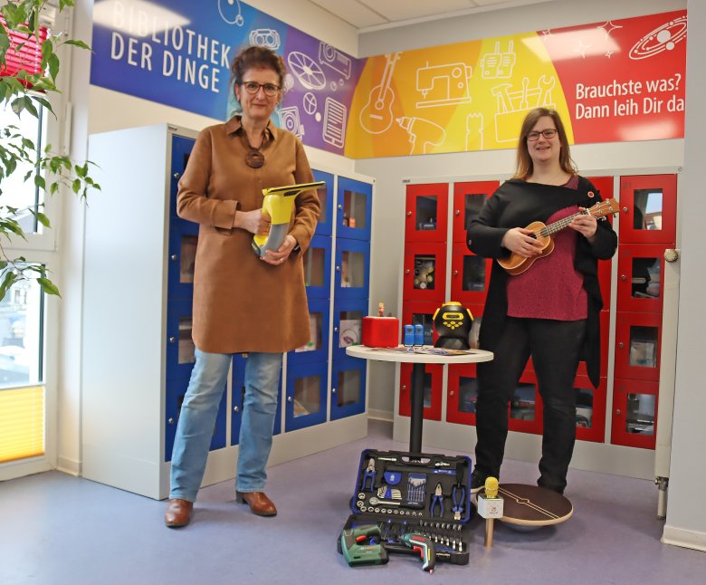 Carina Senko und Ursula Kingen präsentieren die „Bibliothek der Dinge“.