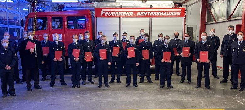 Bild zeigt Feuerwehrkameraden bei der Beförderung