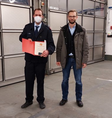 Bild zeigt Feuerwehrkameraden bei der Beförderung