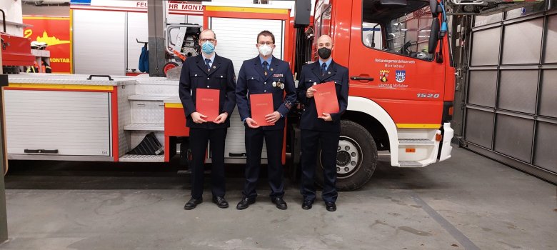 Bild zeigt Feuerwehrkameraden bei der Beförderung
