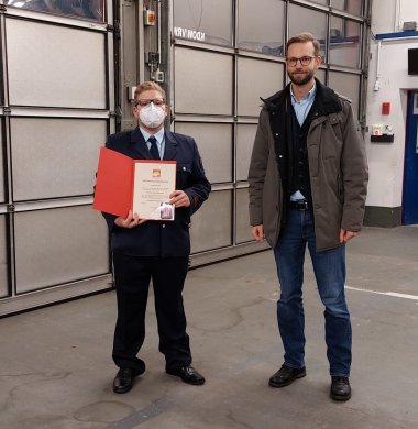 Bild zeigt Feuerwehrkameraden bei der Beförderung