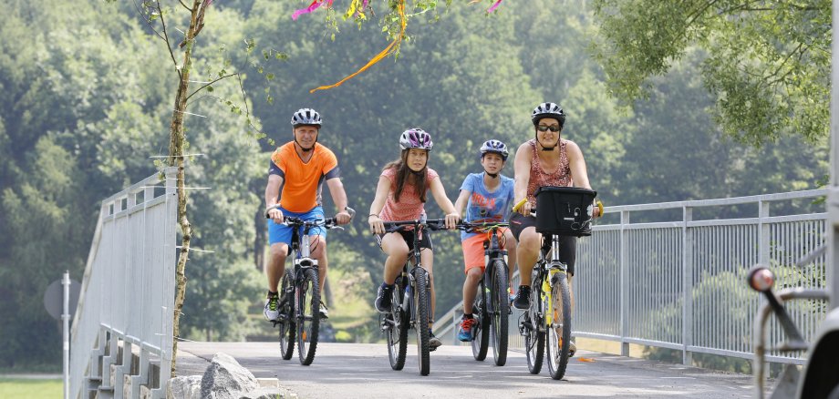 Eine Familie beim Radfahren durchs Gelbachtal.