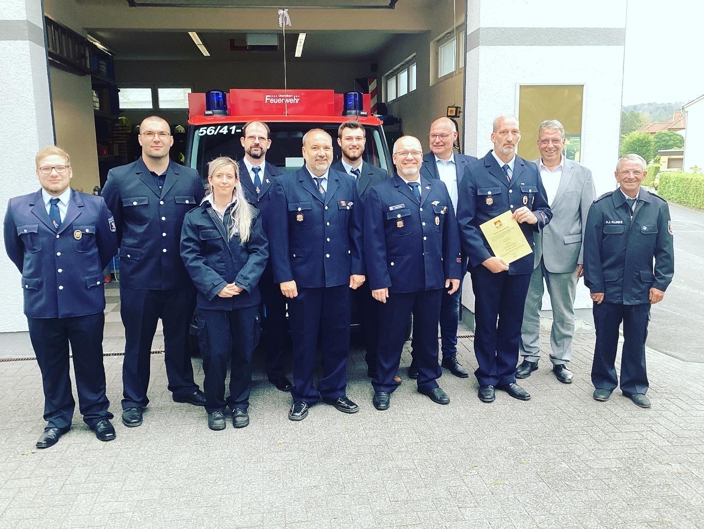 Die Aktiven und Verantwortlichen der Freiwilligen Feuerwehr Oberelbert gemeinsam mit ihrem neugewählten Wehrführer Torsten Theis vor dem Feuerwehrgerätehaus.