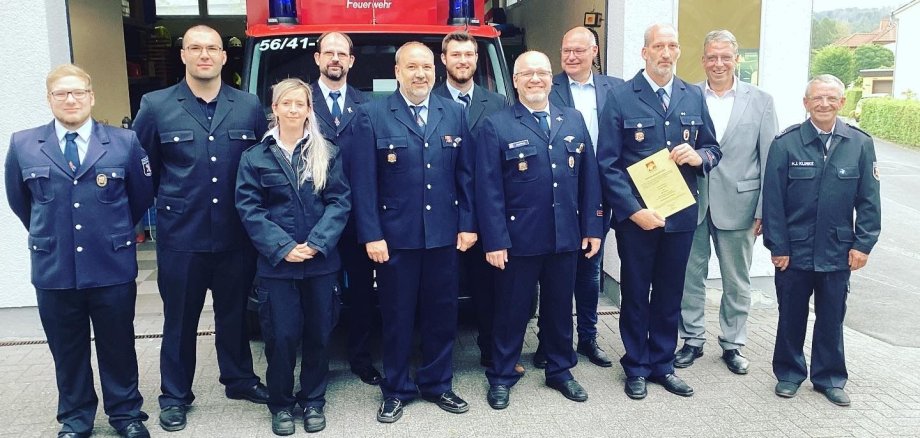 Die Aktiven und Verantwortlichen der Freiwilligen Feuerwehr Oberelbert gemeinsam mit ihrem neugewählten Wehrführer Torsten Theis vor dem Feuerwehrgerätehaus.