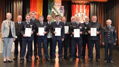 Stadtbürgermeisterin mit Feuerwehrleuten bei der Urkundsübergabe