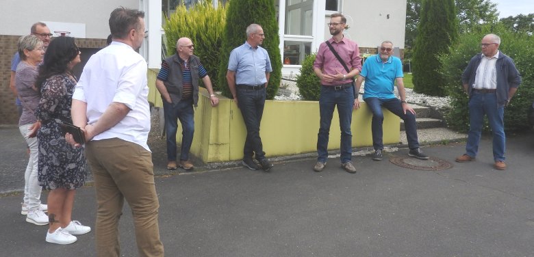 Bürgerinnen und Bürger von Kadenbach im Gespräch mit Bürgermeister Ulrich Richter-Hopprich.