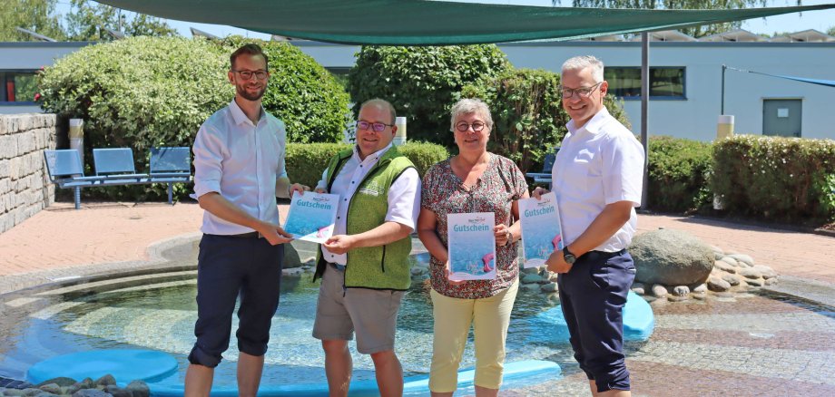 Björn Flick vom Verein „Wäller helfen“ mit Bürgermeister Ulrich Richter-Hopprich sowie Judith Gläser und Andreas Klute von der VG-Verwaltung im Mons-Tabor-Bad.