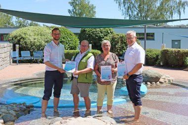 Björn Flick vom Verein „Wäller helfen“ mit Bürgermeister Ulrich Richter-Hopprich sowie Judith Gläser und Andreas Klute von der VG-Verwaltung im Mons-Tabor-Bad.