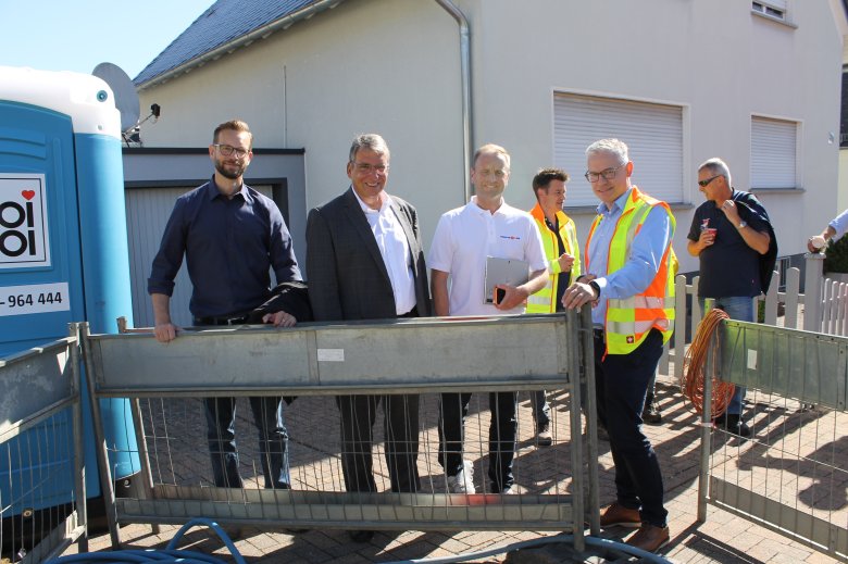 Die Verantwortlichen der Verbandsgemeinde und der ausführenden Firma an der Baustelle in Niederelbert.