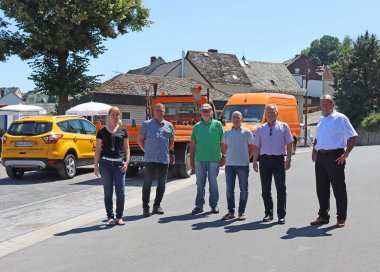 Ortsbürgermeister Daniel Best bedankt sich bei den Projektbeteiligten für die gute Zusammenarbeit beim Ausbau von Helfensteinstraße und Bodenweg.