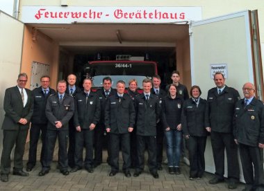 Andree Stein und die Aktiven der Freiwilligen Feuerwehr Hübingen vor dem Feuerwehrgerätehaus.