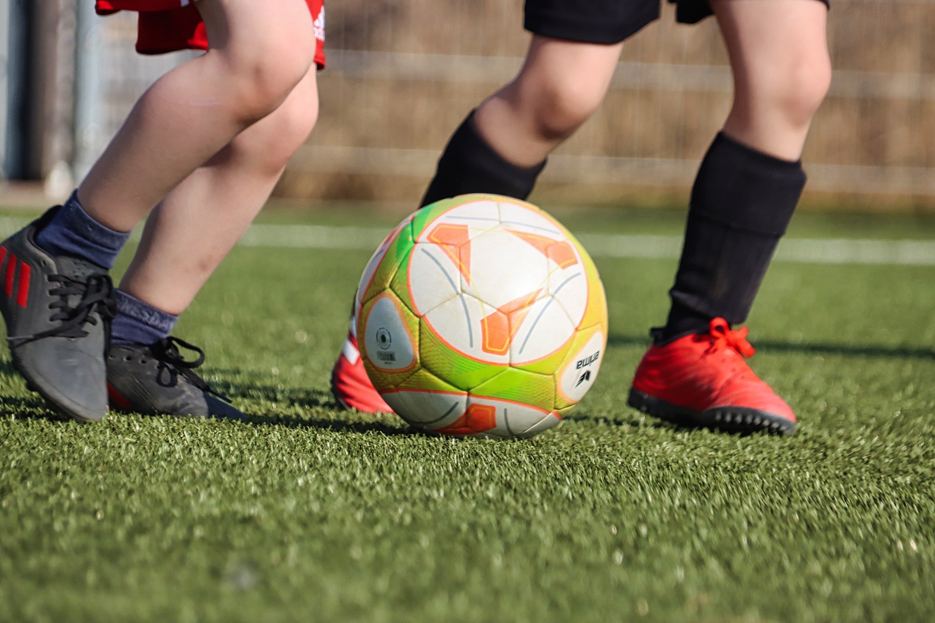 Kinder spielen Fußball.