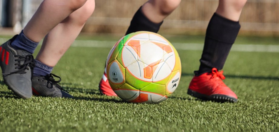 Kinder spielen Fußball.