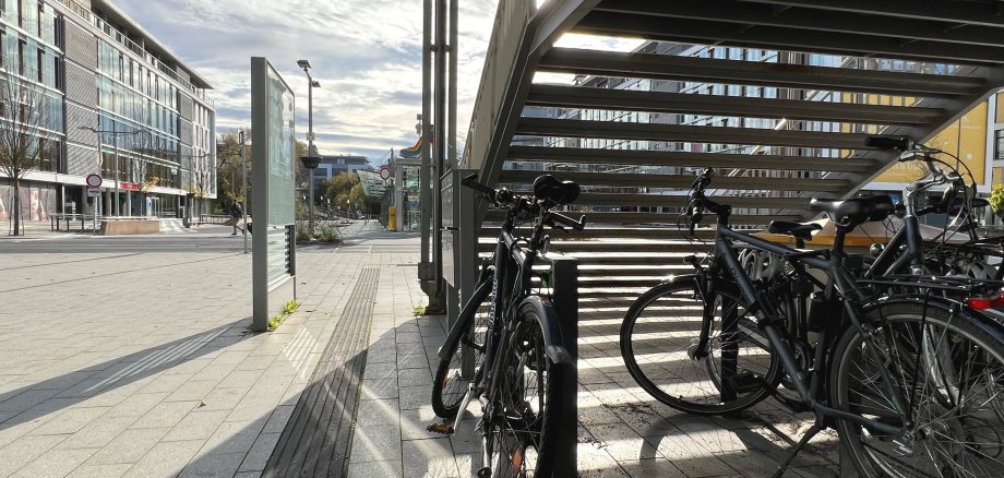 Fahrräder im Fahrradständer am ICE-Bahnhof.