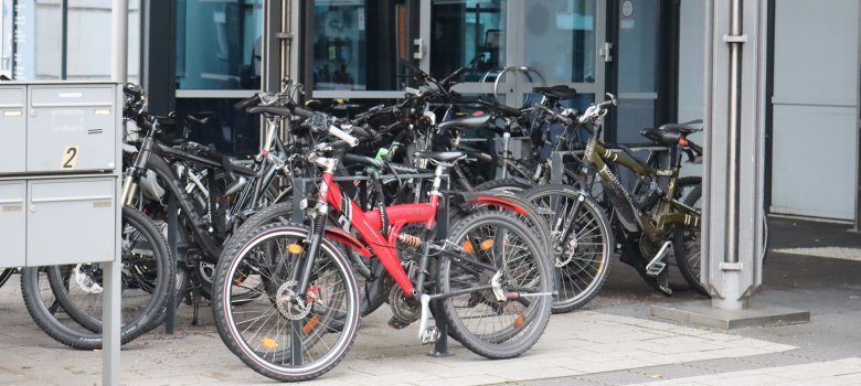 Zahlreiche Fahrräder in einem Fahrradständer am ICE-Bahnhof.