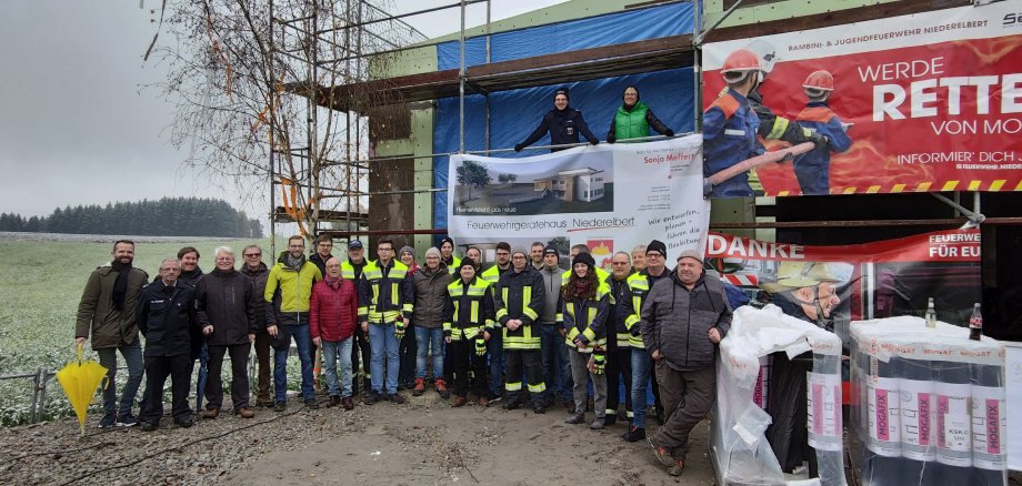 Gruppenbild vor dem Rohbau des neuen Feuerwehrgerätehauses.