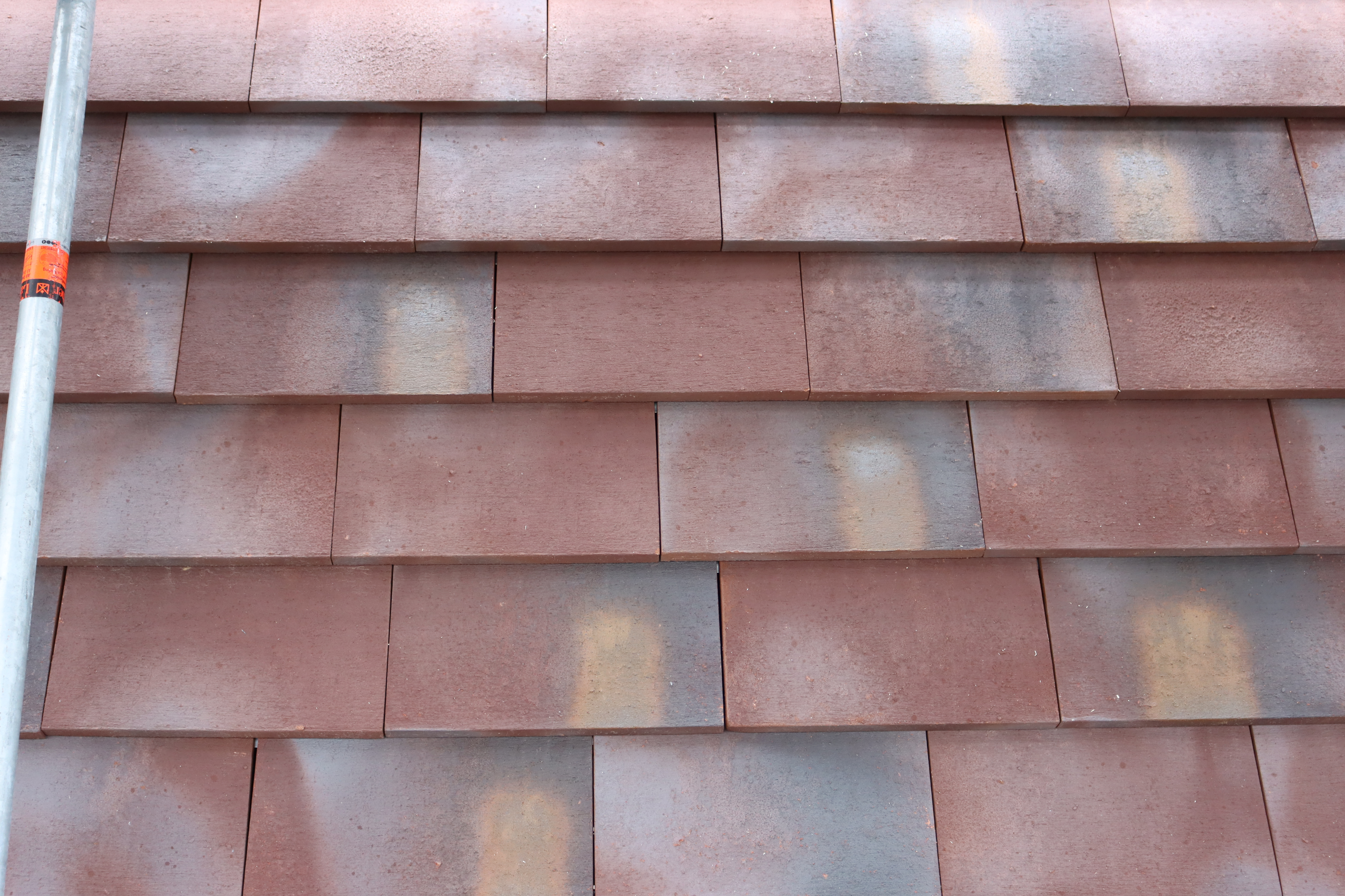 Die rot-braunen Ziegel mit denen das Verbandsgemeindehaus verkleidet wird.